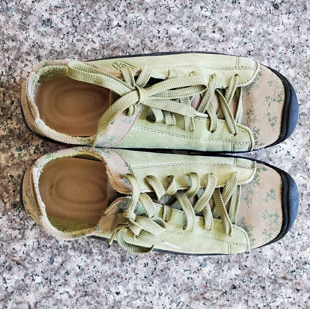 Sz 7 Keen lace up floral print shoes